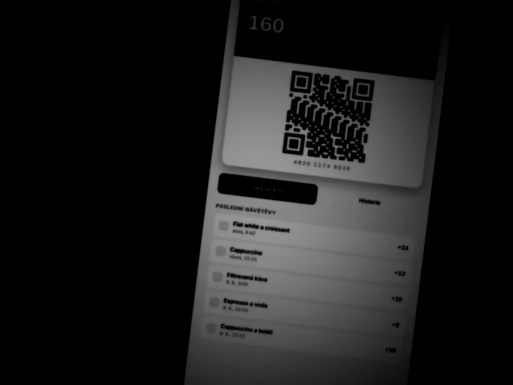 Telefon s věrnostní kartou kavárny a QR kódem v peněžence